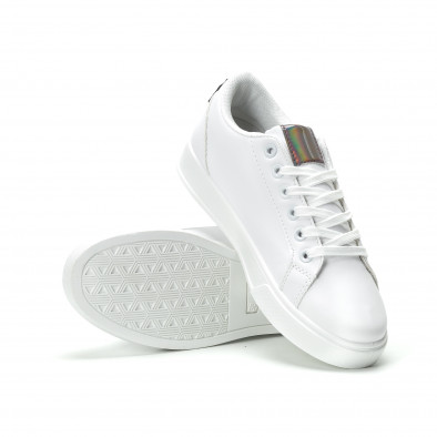 Γυναικεία λευκά sneakers με γυαλιστερή λεπτομέρεια it250119-97 4