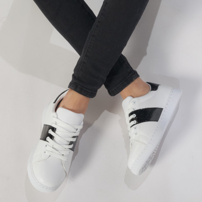 Γυναικεία λευκά sneakers από οικολογικό δέρμα με μαύρες λεπτομέρειες  it240118-37 2