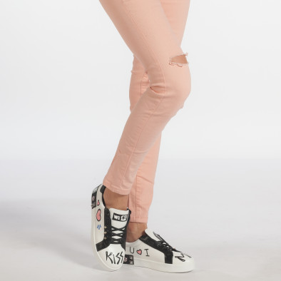 Γυναικεία λευκά sneakers από οικολογικό δέρμα με σχέδια και μαύρες λεπτομέρειες it240118-48 2