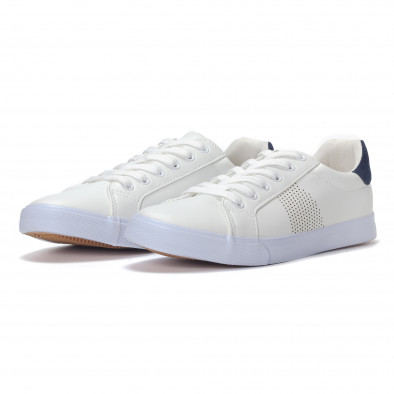 Ανδρικά λευκά sneakers με μπλε φτέρνα και διακοσμητικές τρυπούλες it240418-18 3