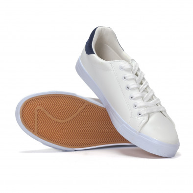 Ανδρικά λευκά sneakers με μπλε φτέρνα και διακοσμητικές τρυπούλες it240418-18 4