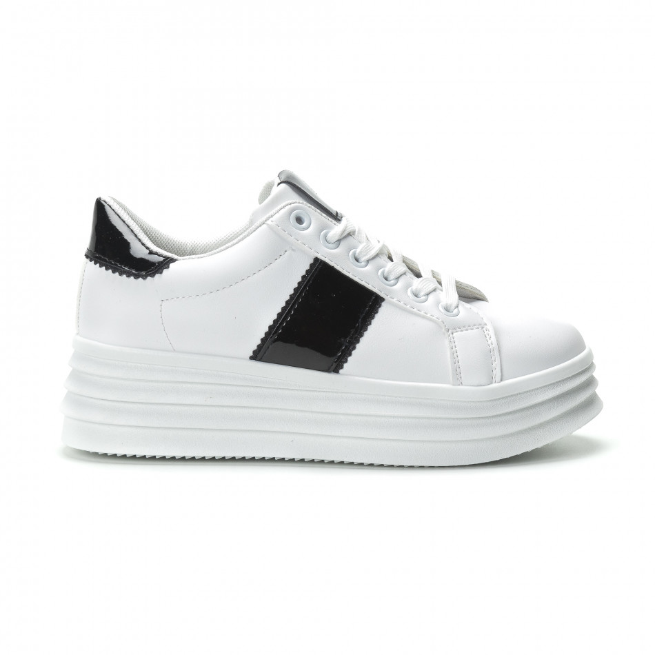 Γυναικεία λευκά sneakers με λεπτομέρειες από λουστρίνι it250119-83