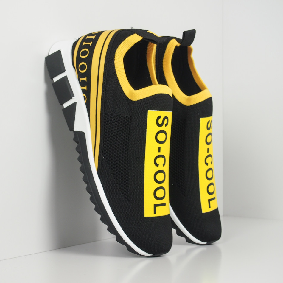 Slip-on ανδρικά μαύρα αθλητικά παπούτσια με κίτρινη ρίγα it260919-7