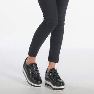 Γυναικεία μαύρα sneakers από οικολογικό δέρμα με ασπρόμαυρη πλατφόρμα 2