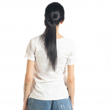 Γυναικεία λευκή κοντομάνικη μπλούζα με απλικέ 2