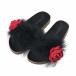 Γυναικείες μαύρες παντόφλες με χνούδι και λουλούδι it010618-9 3