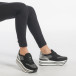 Γυναικεία μαύρα sneakers από οικολογικό σουέτ με ασπρόμαυρη πλατφόρμα it240118-42 2