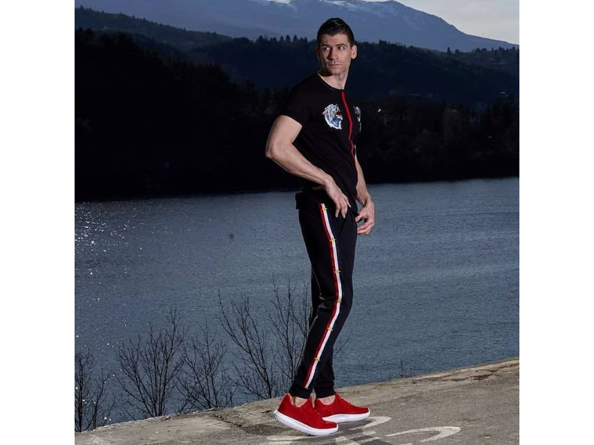 Red sneakers can not get out of fashion. They are always distinguished